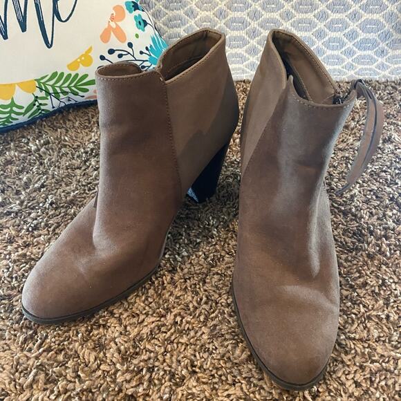 Lulu’s Two Tone Zipper Ankle Booties Approx Size 6 Please See Measurements - Picture 12 of 13